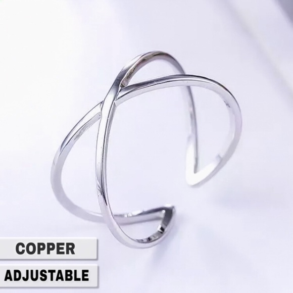 Jewelry - ⚜️[𝟯/$𝟭𝟴]⚜️Silver Crisscrossed Adjustable Ring NEW